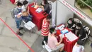 Pencari kerja melakukan wawancara dengan sejumlah perusahaan dalam bursa kerja yang digelar di Universitas Jianghan di Wuhan, Hubei, 1 Juni 2020. Lebih dari 80 perusahaan berpartisipasi dalam bursa kerja luring pertama bagi para lulusan setelah pandemi covid-19 mereda di Wuhan. (Xinhua/Cheng Min)