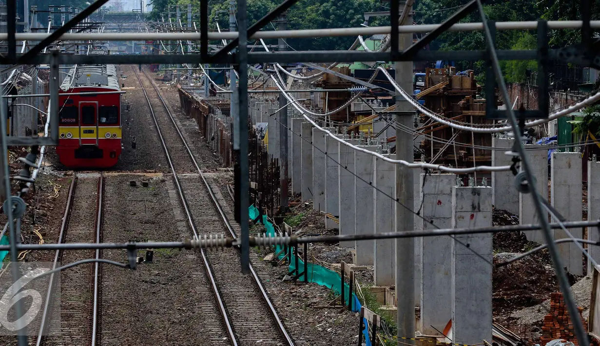 Sebuah Kereta Rel Listrik (KRL) melaju di samping lokasi pembangunan Stasiun Sudirman Baru di Jakarta, Rabu (9/11). Nantinya, saat beroperasi Stasiun Sudirman Baru akan tersambung dengan stasiun bawah tanah milik MRT Jakarta. (Liputan6.com/Faizal Fanani)