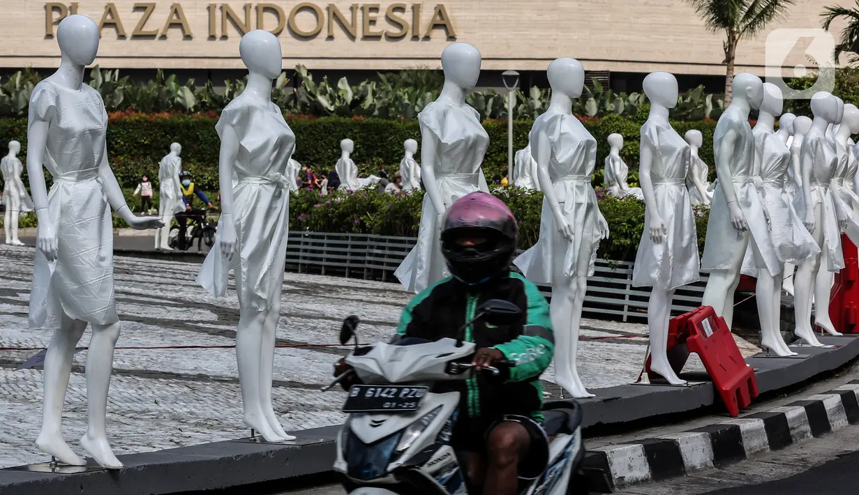Pengendara melintasi puluhan boneka maneken yang dipajang di Bundaran HI, Jakarta, Minggu (15/11/2020). Boneka maneken tersebut sebagai bentuk "Mengenang Korban Kecelakaan Lalu Lintas 2020" serta kampanye agar masyarakat lebih berhati -hati dan tertib berlalu lintas. (Liputan6.com/Johan Tallo)