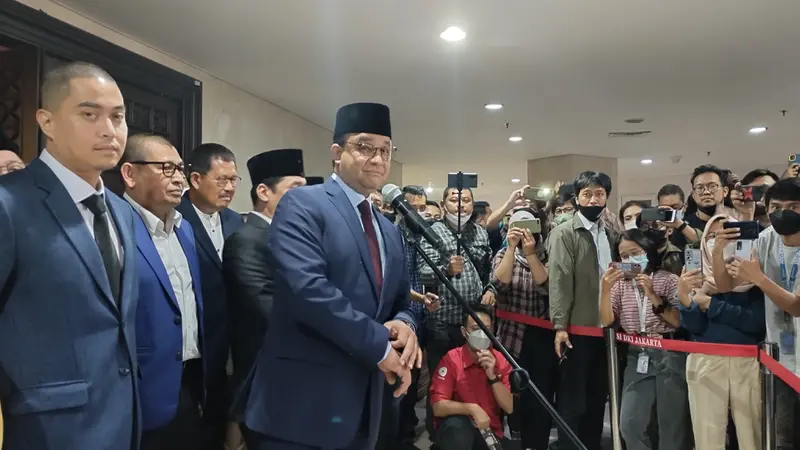 Anies Baswedan usai menghadiri rapat paripurna pengumuman pemberhentian Gubernur DKI Jakarta
