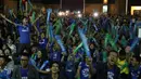 Suporter Chelsea meneriakkan yel-yel saat nonton bareng Liga Premier Inggris antara Chelsea melawan Arsenal di Hotel Amaroossa Grande, Bekasi. Sabtu (19/9/2015). (Bola.com/Arief Bagus)