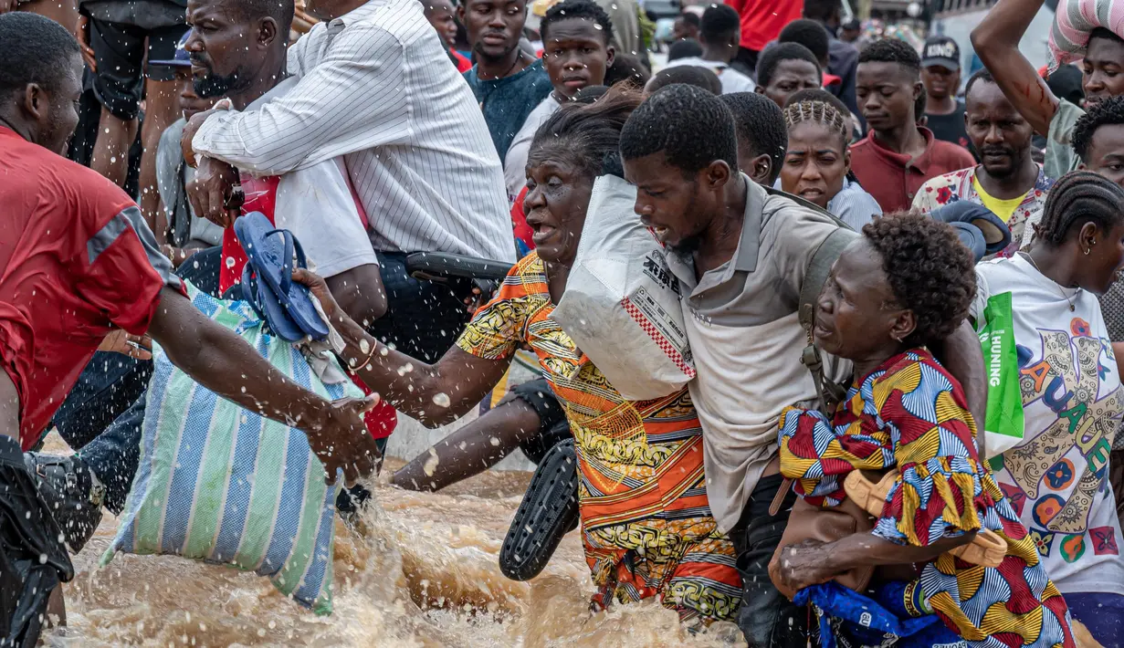Hujan deras di ibu kota Republik Demokratik Kongo, Kinshasa, telah menewaskan sekitar 30 orang dan menimbulkan kekacauan di kota besar di Afrika Tengah tersebut. (Hardy BOPE/AFP)