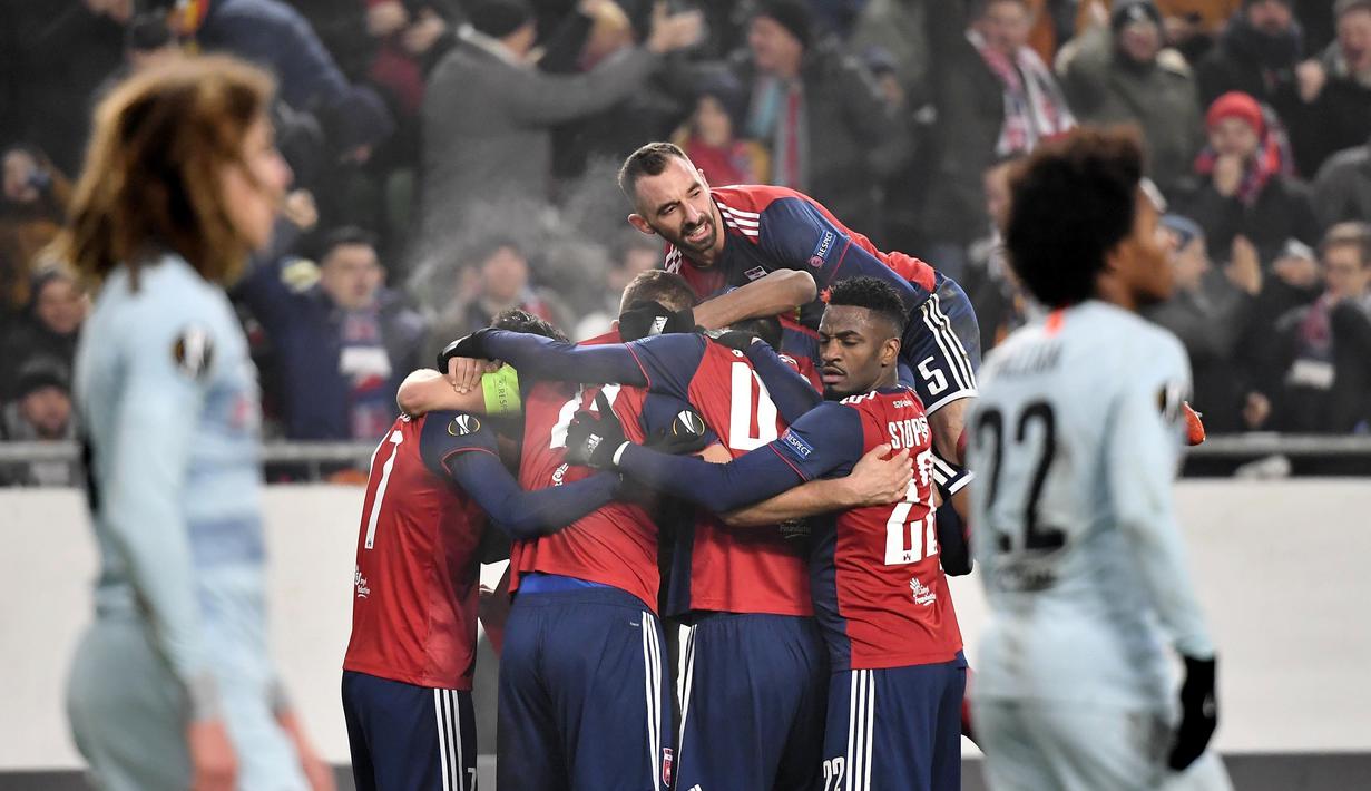 Pemain Vidi FC merayakan gol ke gawang Chelsea pada laga Liga Europa di Stadion Groupama, Hungaria, Kamis (13/12). Kedua tim bermain imbang 2-2. (AP/Tibor Illyes)