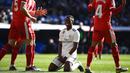 Striker Real Madrid, Vinicius Junior, tampak kecewa saat melawan Girona pada laga La Liga di Stadion Santiago Bernabeu, Madrid, Minggu (17/2). Madrid kalah 1-2 dari Girona. (AFP/Gabriel Bouys)