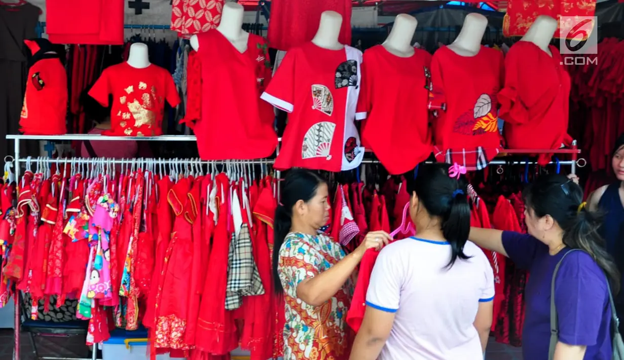 Warga membeli baju di Pasar Imlek Semawis 2570, kawasan Pecinan Semarang, Jawa Tengah, Sabtu (2/1). Pada tahun Babi Tanah ini Pasar Semawis mengusung tema 'Warga Rukun Agawe Santoso'. (Liputan6.com/Gholib)