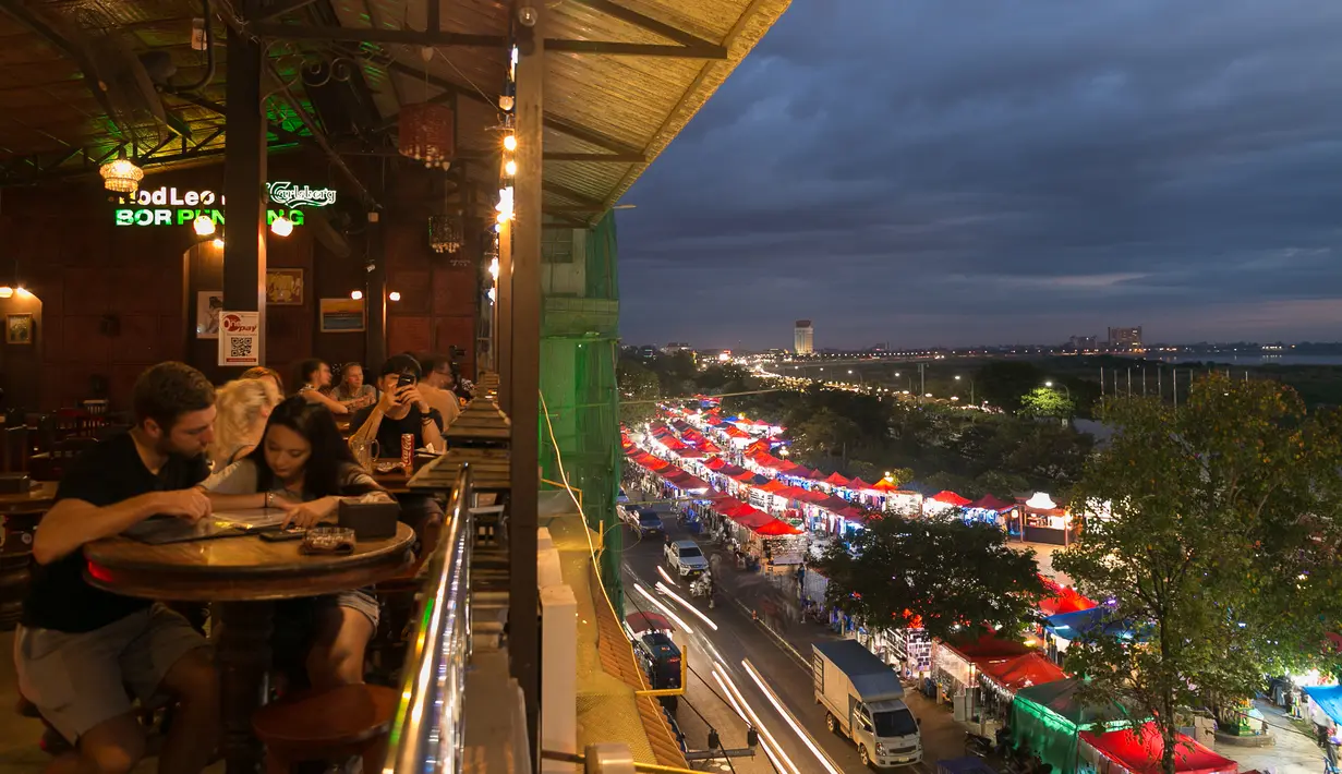 <p>Pasar malam di sepanjang Sungai Mekong di Vientiane, Laos pada 29 Oktober 2019. Kerajaan Lan Xang, negara multietnis bersatu pertama dalam sejarah Laos, memindahkan ibu kotanya ke Vientiane pada pertengahan abad ke-16. (Xinhua/Kaikeo Saiyasane)</p>