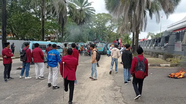 Mahasiswa dan sopir angkot di Kota Kendari berdemonstrasi menolak keputusan pemerintah menaikan harga Bahan Bakar Minyak (BBM).(Liputan6.com/Ahmad Akbar Fua)