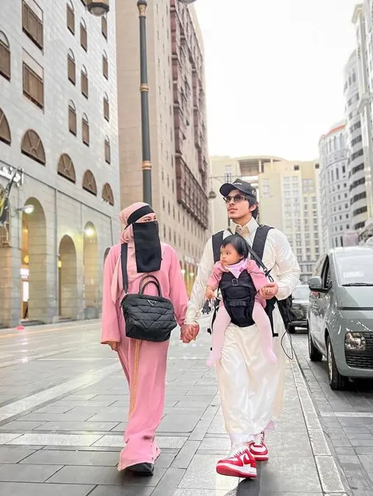 <p>Aurel Hermansyah bersama suami dan putrinya sedang menjalankan ibadah umrah. Tidak hanya penampilan putrinya, baby Ameena yang menggemaskan didandanni lengkap dengan hijab, tapi juga penampilan istri Atta Halilintar itu berbeda dari biasanya. [Instagram/aurelie.hermansyah]</p>