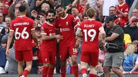 Para pemain Liverpool merayakan gol yaang dicetak Cody Gakpo dalam laga kontra Totteham Hotspur dalam laga Premier League di Anfield, Minggu (5/5/2024) malam WIB. Liverpool menang 4-2 dalam laga ini. (Darren Staples / AFP)