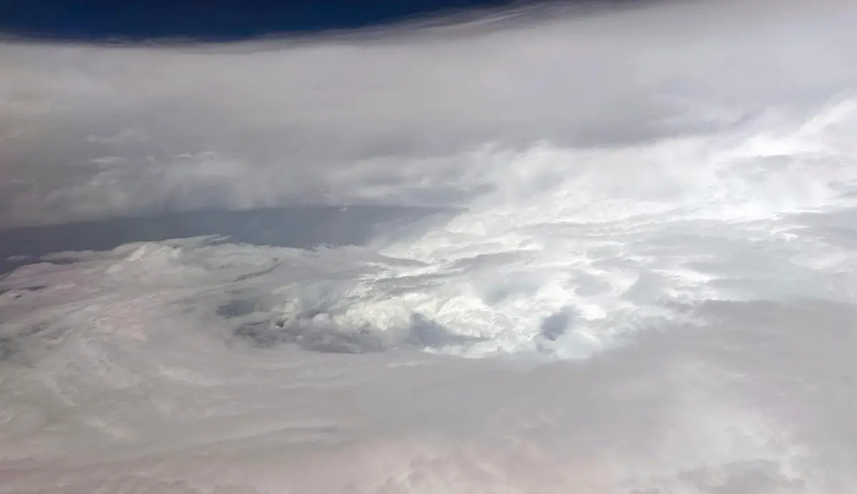 Dalam foto yang dirilis Departemen Layanan Informasi Hong Kong ini menunjukkan Topan Saola terlihat dari sayap pesawat Challenger 605 yang diberangkatkan oleh Layanan Penerbangan Pemerintah di sekitar Hong Kong pada 1 September 2023. (Information Services Department via AP)
