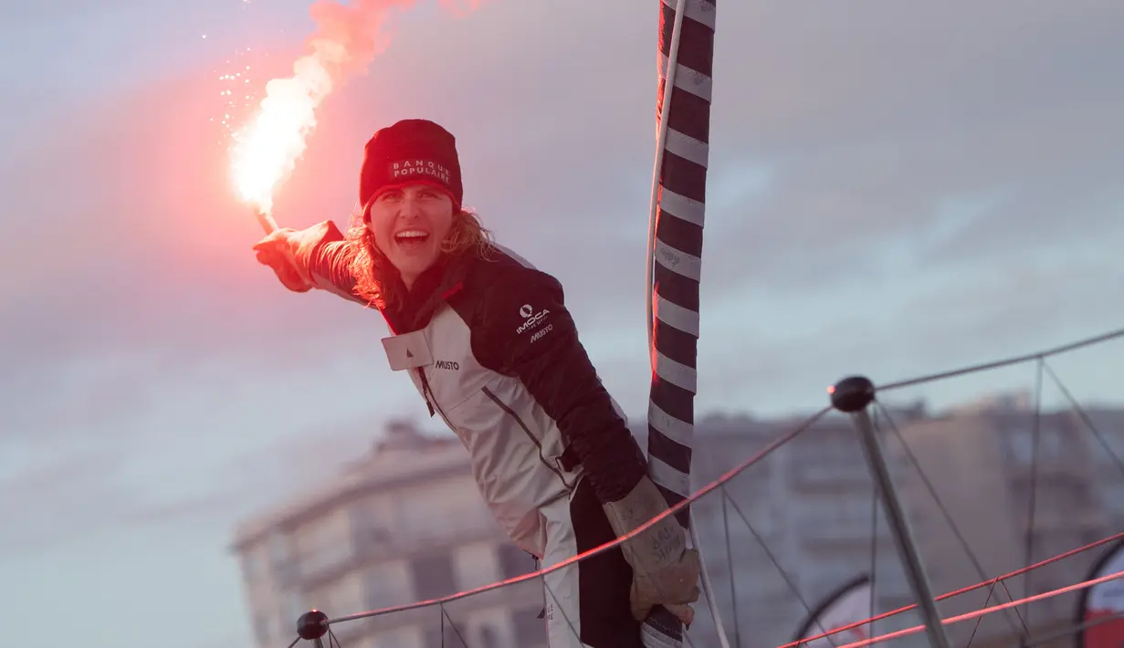 Kapten kapal layar tunggal asal Prancis, Clarisse Cremer merayakan kemenangan dengan membakar suar usai melintasi garis finish di lepas pantai Les Sables-d'Olonne, Prancis. (Foto: AFP/Loic Venance)