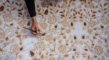 Melihat Proses Pembuatan Kain Batik Tradisional