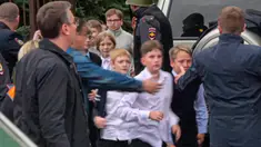 Dalam gambar yang diambil dari video ini, anak-anak sekolah berlari dari lokasi penembakan di Sekolah No. 88, Izhevsk, Rusia, Senin (26/9/2022). Pihak berwenang mengatakan seorang pria bersenjata telah menewaskan 15 orang dan melukai 24 lainnya di sebuah sekolah di Rusia tengah. (Izhlife.ru via AP)