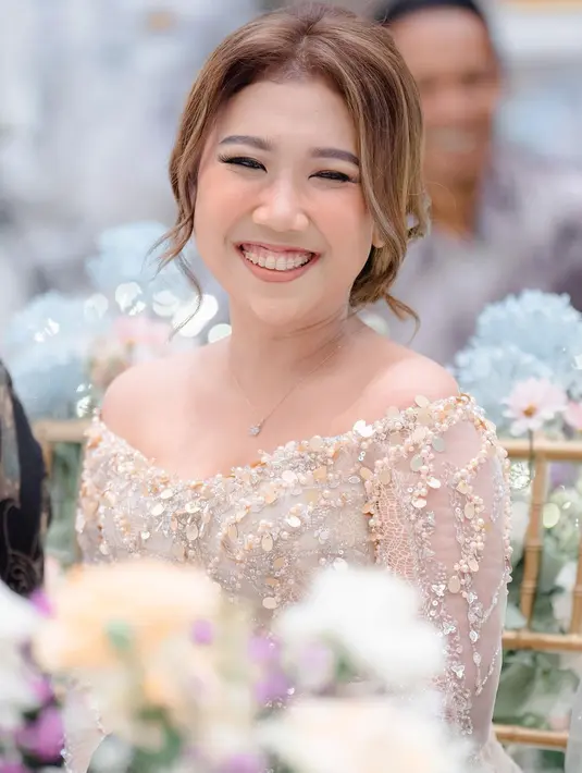 Makeup Kiky juga terlihat natural dan flawless berkat sentuhan Makeup Artist Ernia Red Berry. [Instagram/windrafotografi].