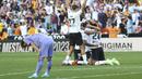 Para pemain Valencia melakukan selebrasi usai menjamu Real Madrid pada pekan ke-35 Liga Spanyol 2022/2023 di Mestalla, Senin (22/5/2023) dini hari WIB. (AP Photo/Alberto Saiz)