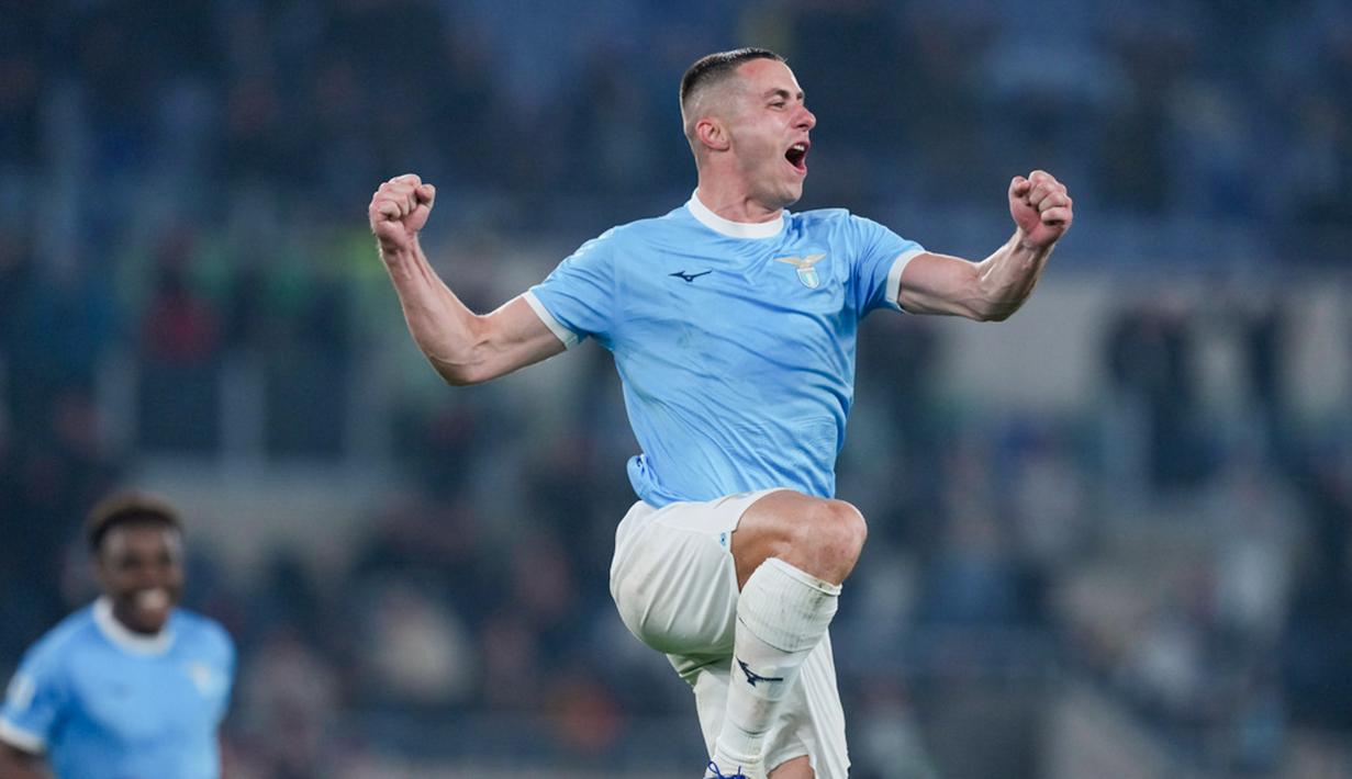 Pemain Lazio, Adam Marusic, melakukan selebrasi setelah mencetak gol ke gawang Sassuolo pada laga pekan ke-28 Serie A 2025/2026 di Stadion Olimpico, Selasa (10/4/2026) dini hari WIB. (Alfredo Falcone/LaPresse via AP)