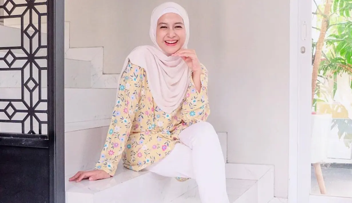 Pemilik nama lengkap Shadrina Zatulini Munaf ini juga sering membagikan gaya penampilannya di media sosial. Ia pun kerap mix and match pakaian dengan hijab yang tengah dikenakan. (Liputan6.com/IG/@ninazatulini22)