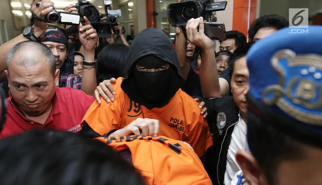 Tersangka DM dan DMT saat di bawa pada rilis penangkapan narkoba di Polres Jakarta Selatan, Jumat (11/8). Ello ditetapkan sebagai tersangka kepemilikan narkoba 2 paket ganja dibawah 5 gram. (Liputan6.com/Herman Zakharia)