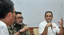 Cagub DKI Jakarta, Anies Baswedan saat berdiskusi dengan PWI di Gedung Dewan Pers, Jakarta, Jumat (24/3). Anies-Sandi datangi Dewan Pers dan berharap PWI ikut mengawal proses Pilkada putaran kedua pada 19 April mendatang. (Liputan6.com/Yoppy Renato)
