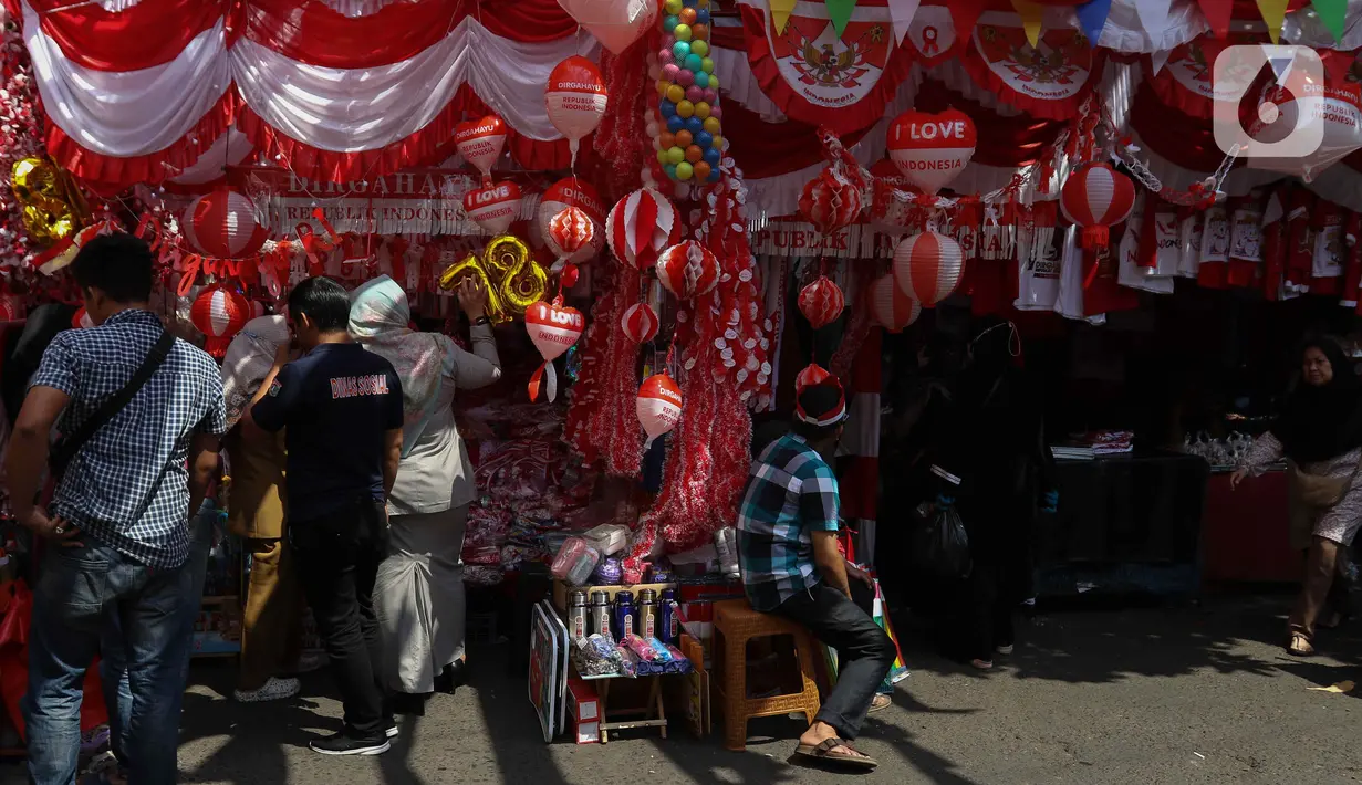 Banyaknya pernak-pernik dan hiasan 17 Agustus membuat pembeli selalu ramai. (Liputan6.com/Herman Zakharia)