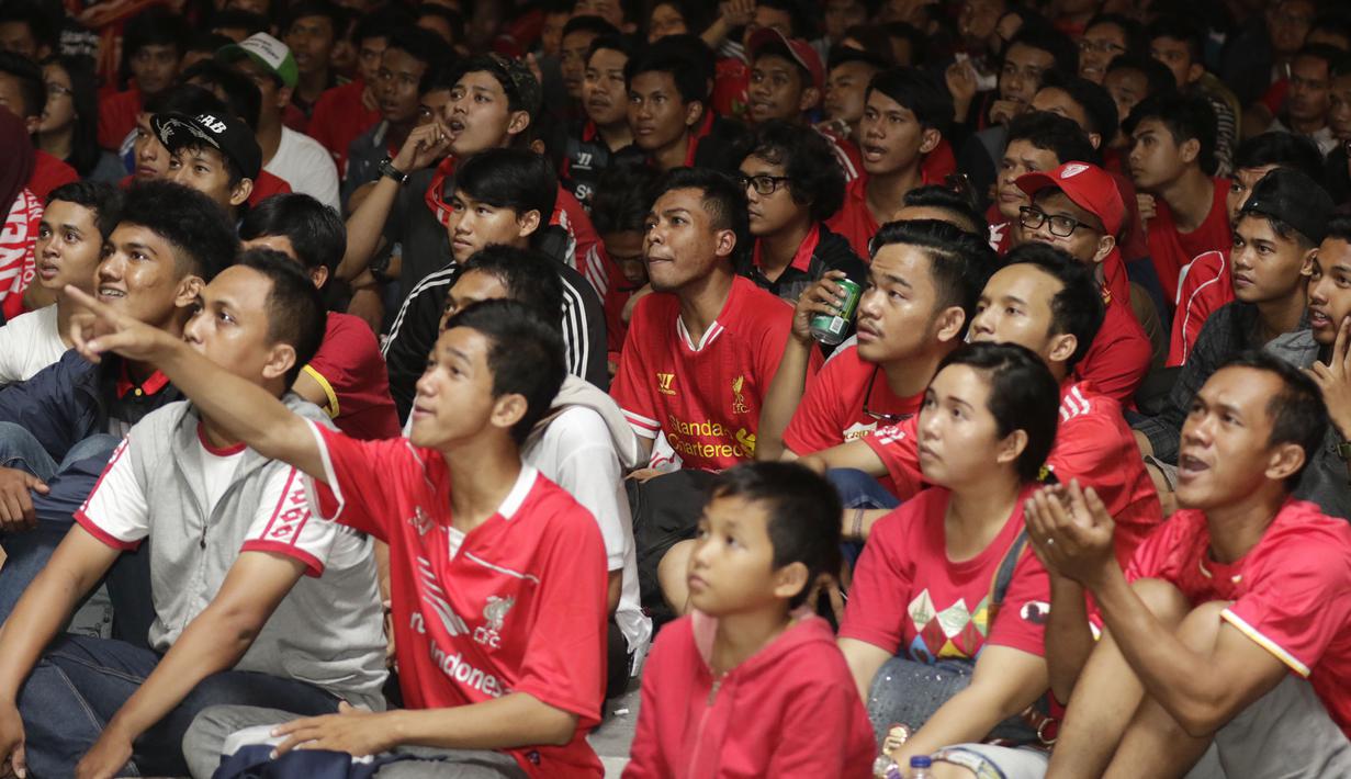 Sempat tertinggal 0-1 membuat para fans Liverpool tegang menyaksikan klub kesayangannya bertanding menghadapi Chelsea. (Bola.com/Vitalis Yogi Trisna)