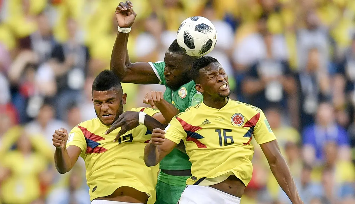 Aksi pemain Senegal, Saliou Ciss (tengah) melakukan duel udara dengan pemain Kolombia pada laga terakhir grup H di Samara Arena, Samara, Rusia, (28/6/2018). Kolombia menang 1-0. (AP/Martin Meissner)
