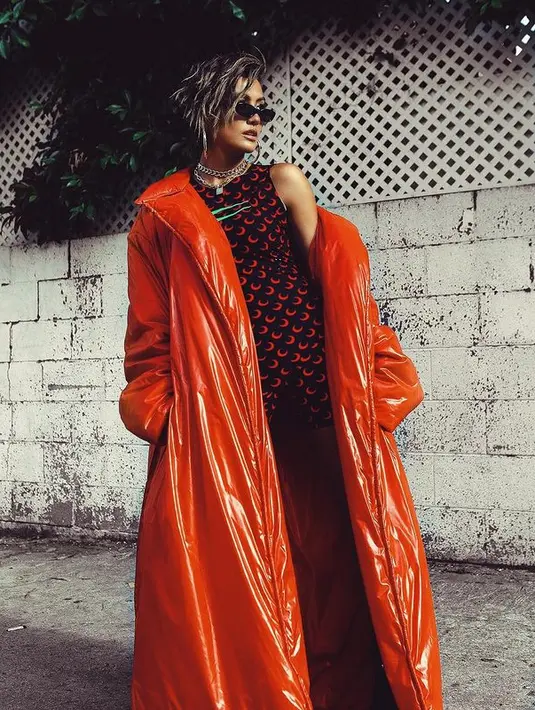 Ia pernah tampil dengan tatanan semi pixie serta sentuhan curly yang enerjik. (Foto: Agnez Mo)