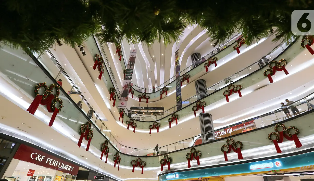 Dekorasi Natal hiasi atrium Lippo Mall Puri, Jakarta Barat, Sabtu (19/12/2020). Menyambut Hari Raya Natal dan Tahun Baru Lippo Mall Puri menampilkan dekorasi santa gift shop decoration dan santa home decoration. (Liputan6.com/Fery Pradolo)