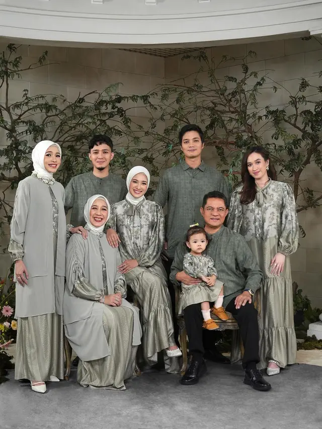 7 Pemotretan Cut Syifa Bareng Keluarga, Kompak Banget