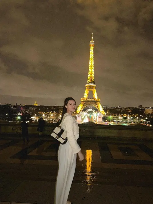 Layaknya perempuan Paris, Aaliyah sukses terlihat elegan secara effortless, lewat padu padan busana yang simple, tetapi fokus pada kualitas yang tinggi. [@aaliyah.massaid]
