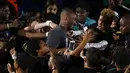 Kobe Bryant menyapa fans cilik saat naik diatas panggung pada penghargaan Kids Choice Sport 2016 di Los Angeles, California, (14/7/2016). (REUTERS/Mario Anzuoni)