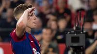 Gelandang Barcelona, Fermin Lopez memberi hormat kepada suporter saat merayakan gol pada pertandingan sepak bola Liga Spanyol melawan Sevilla FC di stadion Ramon Sanchez Pizjuan, Sevilla, 26 Mei 2024. (JORGE GUERRERO/AFP)