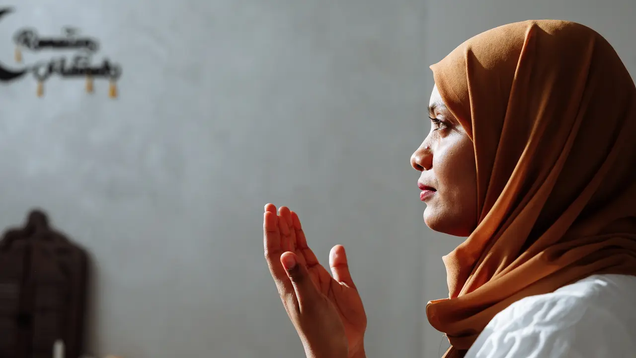 Ilustrasi muslimah, memanjatkan doa