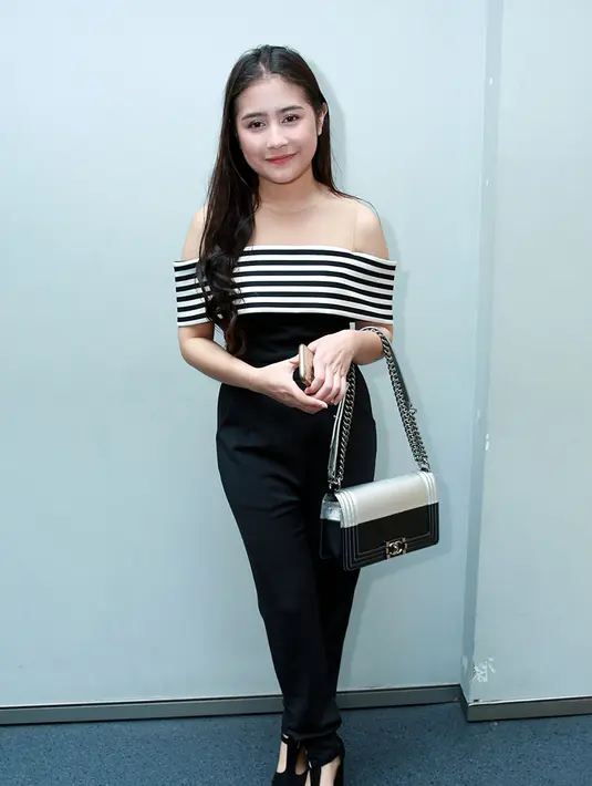 "Saya memang ada kerja bareng dengan Arbani untuk sebuah film. Saya dengan Ali sahabat dan dengan Arbani juga sahabat. Gimana ya kami bertiga itu sahabatan banget," kata Prilly saat ditemui di acara IBOMA. (Deki Prayoga/Bintang.com)