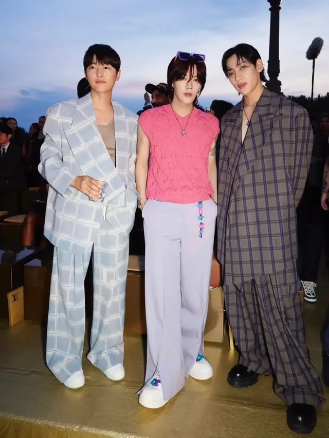 Gaya Hot Daddy Song Joong Ki di Show Perdana Louis Vuitton Karya Pharell Williams