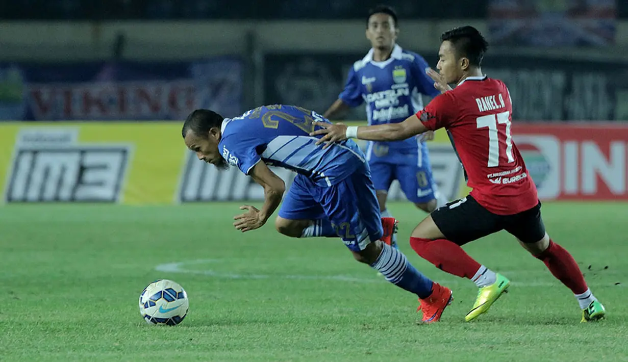 Pemain Persib, Supardi, berebut bla dengan pemain Persiba, Rahel, dalam turnamen Piala Presiden 2015 di Stadion Si Jalak Harupat, Bandung. Rabu (2/9/2015). (Bola.com/Peksi Cahyo)