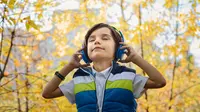 Ilustrasi anak mendengarkan musik. (Sumber foto: Pexels.com)