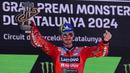 Hasil ini menjadi penawar kekecewaan Francesco Bagnaia yang pada balapan Sprint Race terjatuh sesaat sebelum menyentuh garis finis. (LLUIS GENE/AFP)