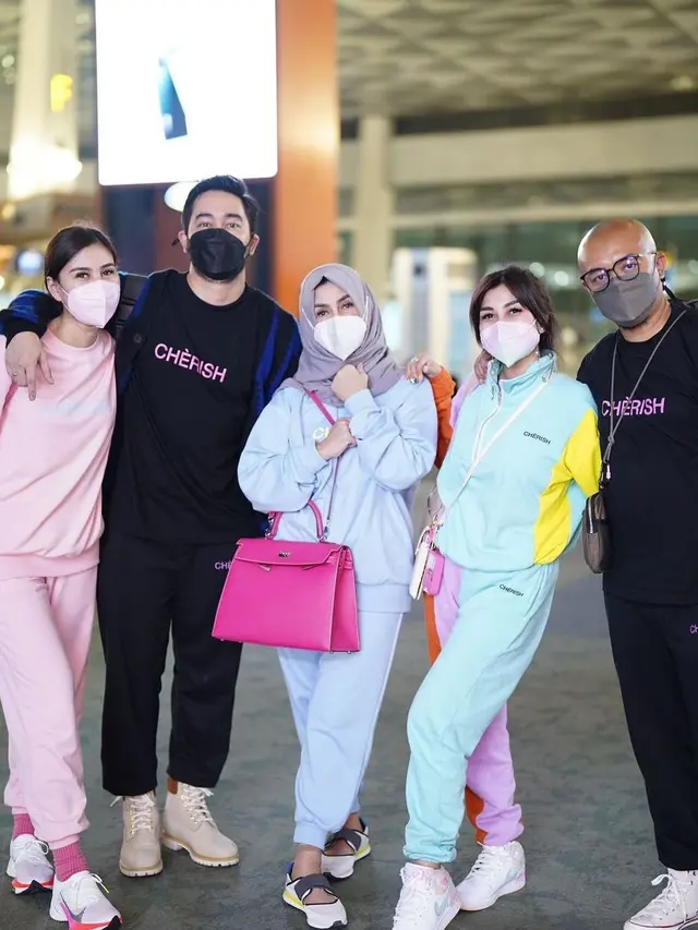 7 Gaya Mama Amy Qanita saat Liburan di Barcelona, Tampil Stylish