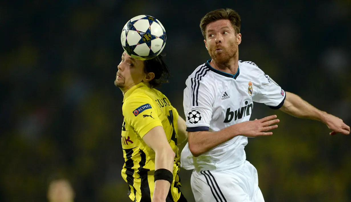 Xabi Alonso. Eks gelandang asal Spanyol yang kini berusia 40 tahun dan telah pensiun bersama Bayern Munchen pada Juli 2017 ini pernah berseragam Liverpool selama 5 musim, mulai 2004/2005 hingga 2008/2009 usai didatangkan dari Real Sociedad. Sementara Real Madrid diperkuatnya selama 6 musim usai meninggalkan Liverpool mulai 2009/2010 hingga tengah musim 2014/2015. Bersama Liverpool ia total tampil dalam 210 laga dengan torehan 18 gol dan 16 assist. Sementara bersama Real Madrid ia total tampil dalam 236 laga dengan torehan 6 gol dan 31 assist. (AFP/Patrik Stollarz)
