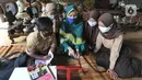 Siswa belajar secara daring menggunakan fasilitas wifi gratis di Perumahan Pondok Mulya I, Beji, Depok, Jawa Barat, Rabu (29/7/2020). Fasilitas tersebut disediakan oleh Sri Wiwoho untuk siswa sekitar perumahan. (merdeka.com/Arie Basuki)