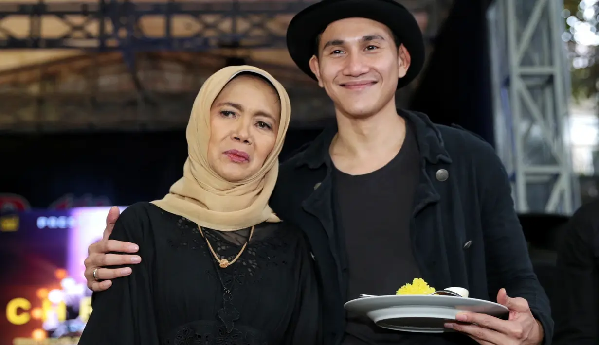 Suami dari artis Marsha Timothy itu mengaku kaget saat pertama kali mendapat tawaran untuk memerankan mendiang yang banyak mengeluarkan karya hits. Apalagi dari segi postur tubuh juga tidak ada kemiripan. (Adrian Putra/Bintang.com)