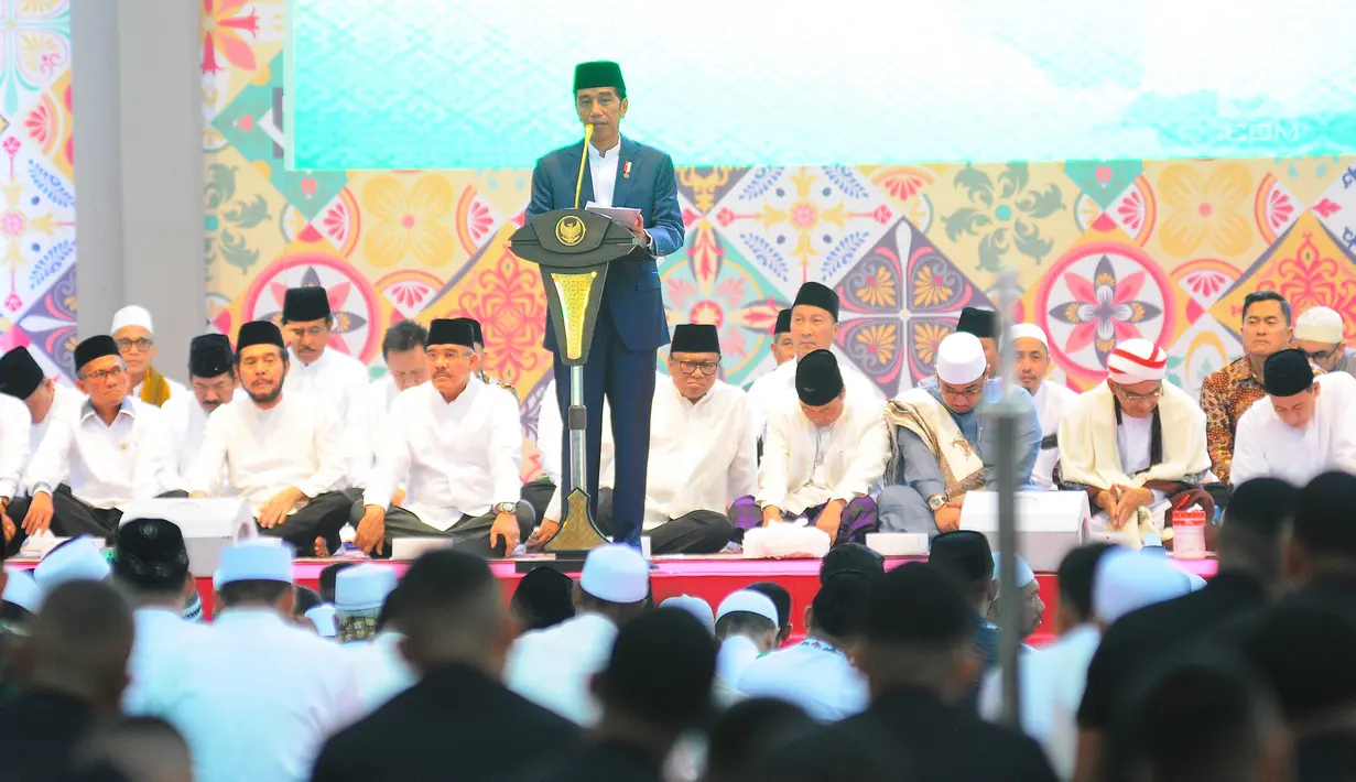 Presiden Joko Widodo memberikan sambutan saat buka puasa bersama dengan Keluarga Besar TNI - Polri dan Masyarakat, Jakarta, Kamis (16/5/2019). Buka puasa bersama ini mengangkat tema Dengan Hikmah Puasa Ramadhan 1440 H/2019 M Kita Perkuat Soliditas & Sinergitas TNI-Polri. (Liputan6.com/Angga Yuniar)