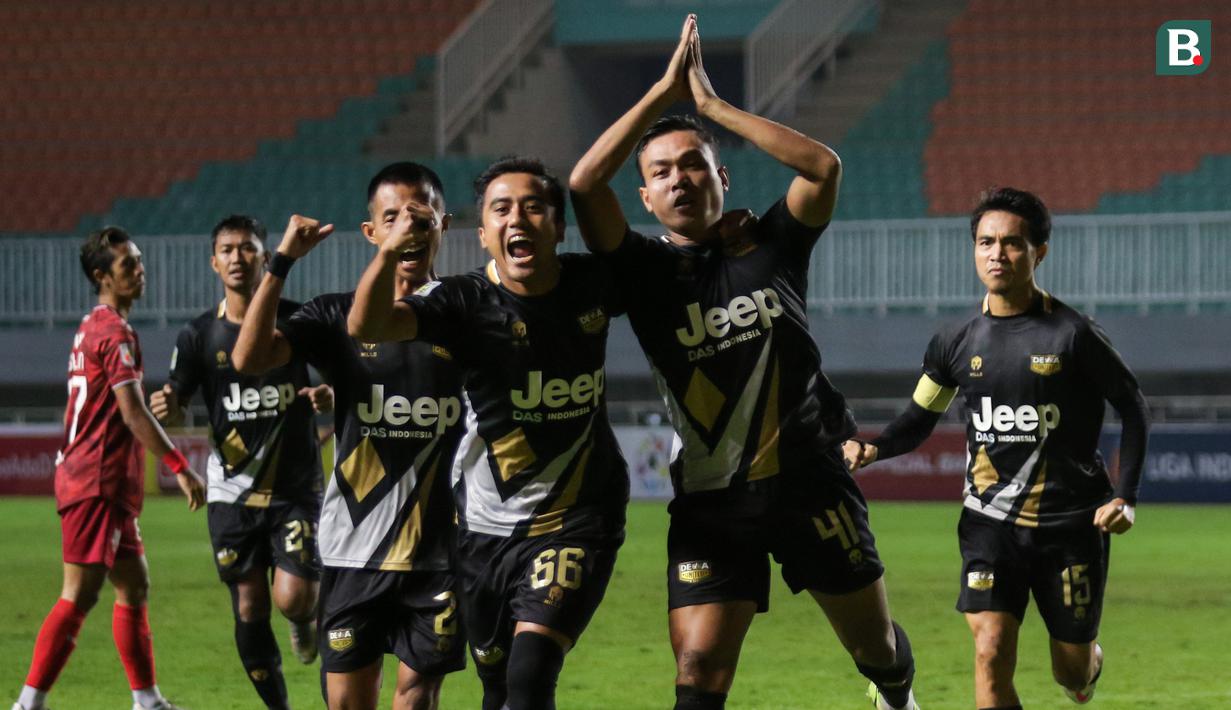Para pemain Martapura Dewa United merayakan gol pertama yang dicetak Selamet Budiono (kedua dari kanan) dalam laga semifinal Liga 2 2021 di Stadion Pakansari, Bogor, Senin (27/12/2021). (Bola.com/Bagaskara Lazuardi)