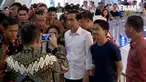  Presiden Joko Widodo mengisi libur akhir pekan dengan cara berbelanja di pusat perbelanjaan Senayan City, Jakarta, Minggu (19/2). Bersama putrinya, Kahiyang Ayu, Jokowi berada di mal tersebut lebih dari tiga jam.