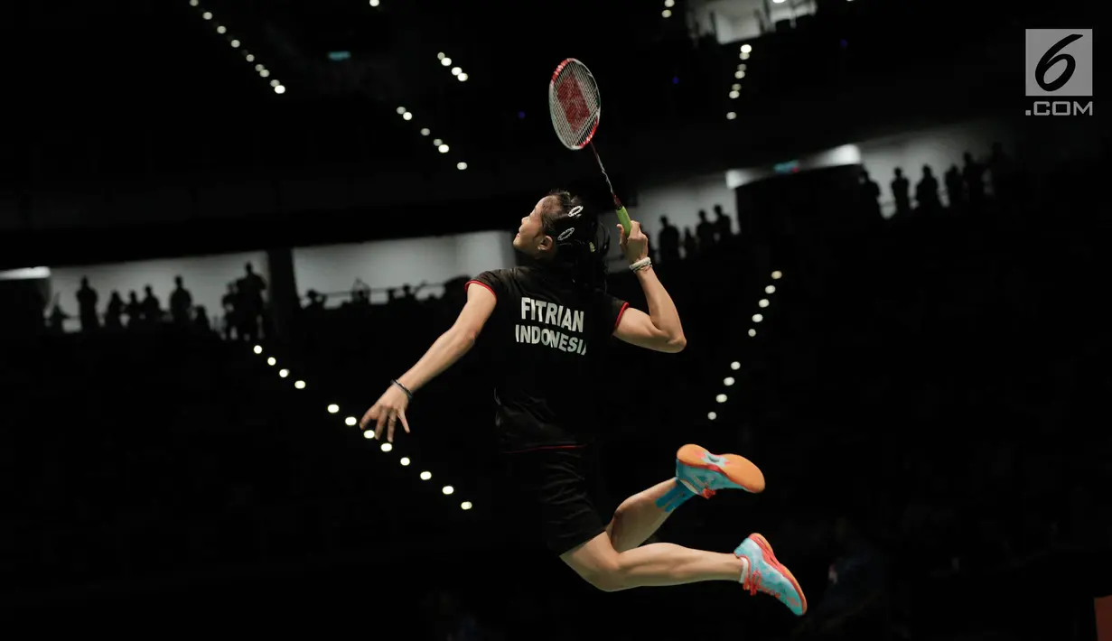 Pebulu tangkis putri Indonesia Fitriani melakukan smash saat melawan Malaysia dalam laga perempat final Sea Games 2017 di Axiata Arena, Kuala Lumpur, Malaysia, Rabu (27/8). Indonesia kalah dengan skor 21-12. (Liputan6.com/Faizal Fanani)