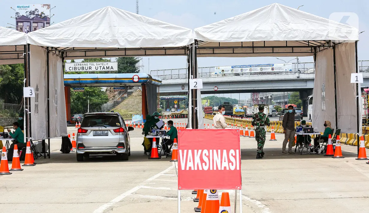 Suasana vaksinasi COVID-19 di Gerbang Tol Cibubur Utama, Jakarta, Rabu (1/9/2021). Serbuan vaksinasi yang diadakan TNI bekerjasama dengan PT Jasa Marga menggelar vaksinasi secara drive thru di ruas Tol Jagorawi. (Liputan6.com/Angga Yuniar)
