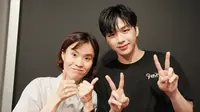 Mendiang Park Ji Sun berpose bersama Kang Daniel. Park Ji Sun dikenal memandu banyak acara idola K-Pop, termasuk fan meeting Kang Daniel pada Juli 2020 lalu. (Twitter/ konnect_danielk)