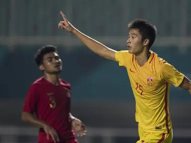 Bek China, Wang Jinze, merayakan gol yang dicetaknya ke gawang Timnas Indonesia pada laga PSSI 88th U-19 di Stadion Pakansari, Jawa Barat, Selasa (25/9/2018). Indonesia kalah 0-3 dari China. (Bola.com/Vitalis Yogi Trisna)