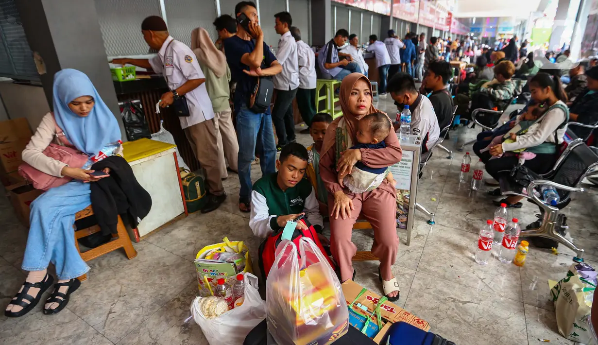 Sejumlah calon penumpang bus memang merencanakan untuk lebih awal. (Liputan6.com/Angga Yuniar)